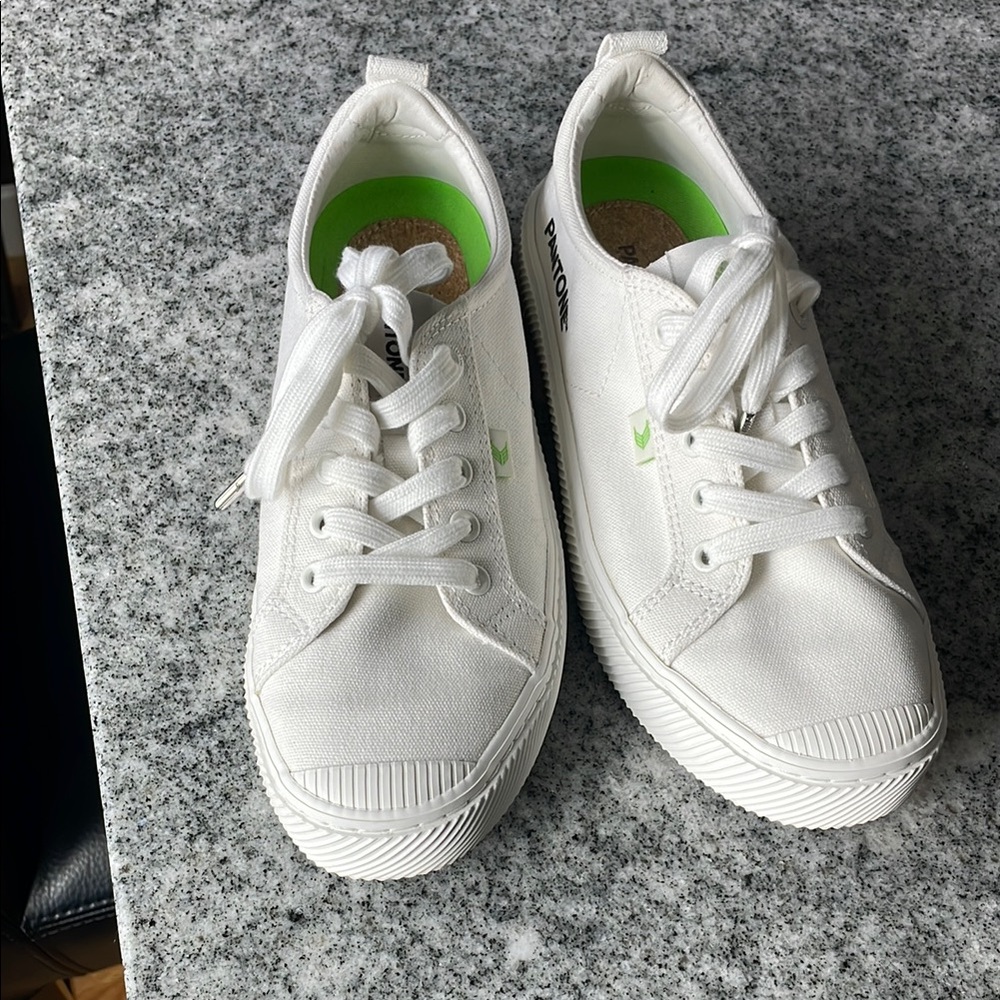 Cariuma White Sneakers with Green Soles